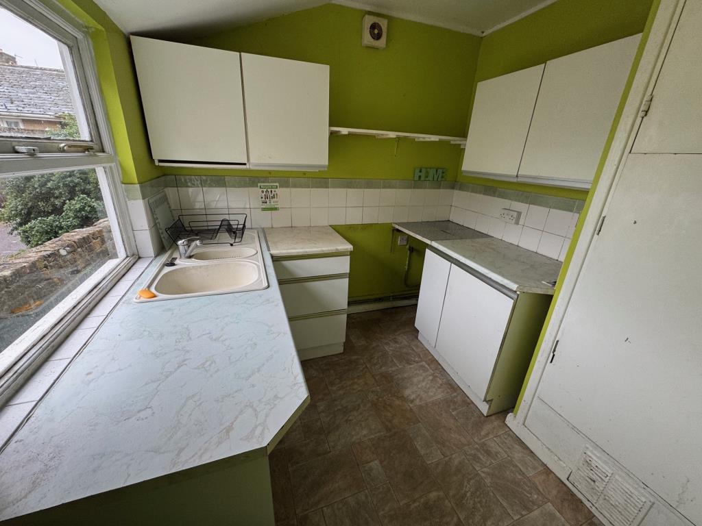 Lot: 116 - FREEHOLD TWO-BEDROOM GROUND FLOOR FLAT AND GROUND RENT - Kitchen